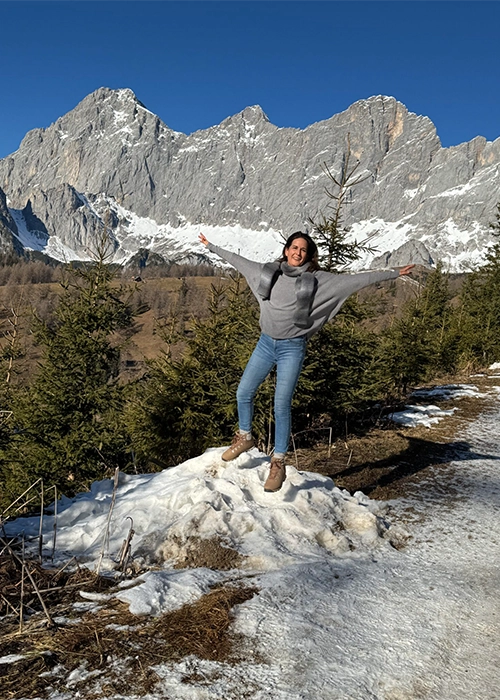 Yvonne Aichner in den Bergen auf ihrem persönlichen Weg zu mehr Klarheit und innerer Stärke